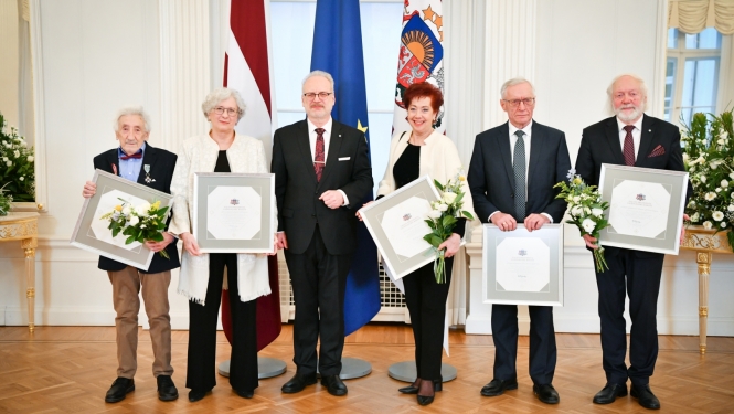 20.12.2022. Valsts prezidents Egils Levits pasniedza Cildinājuma rakstus bijušajam Latvijas Augstākās Padomes deputātam Kazimiram Šļakotam, pianistam Ventim Zilbertam, baleta māksliniecei Litai Beiris, fotogrāfam Pēterim Korsakam un politiķei Sandrai Kalnietei. Foto autors: Ilmārs Znotiņš, Valsts prezidenta kanceleja.