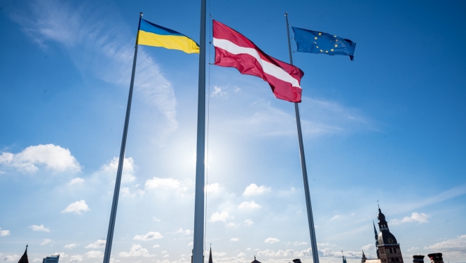 Ukrainas, Latvijas un Eiropas Savienības karogi