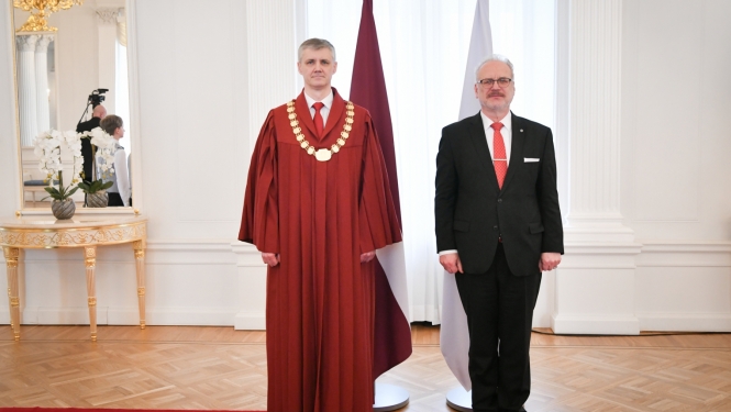 17.04.2023. Augstākās tiesas tiesnesis Ermīns Darapoļskis dod tiesneša zvērestu Valsts prezidentam Egilam Levitam