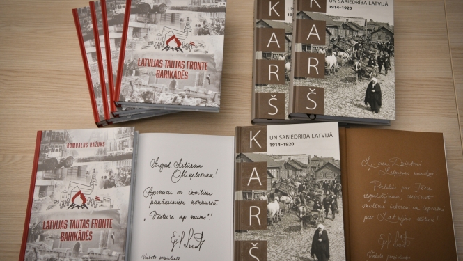 grāmatas