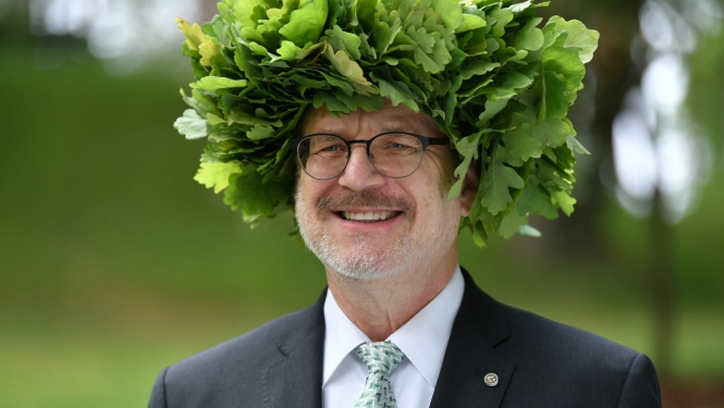 Egils Levits ar Jāņu ozollapu vainagu galvā
