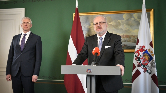 Valsts prezidents Egils Levits atbild uz mediju jautājumiem Rīgas pils Rīgas istabā. Pa kreisi no viņa stāv Ministru prezidents Krišjānis Kariņš. 