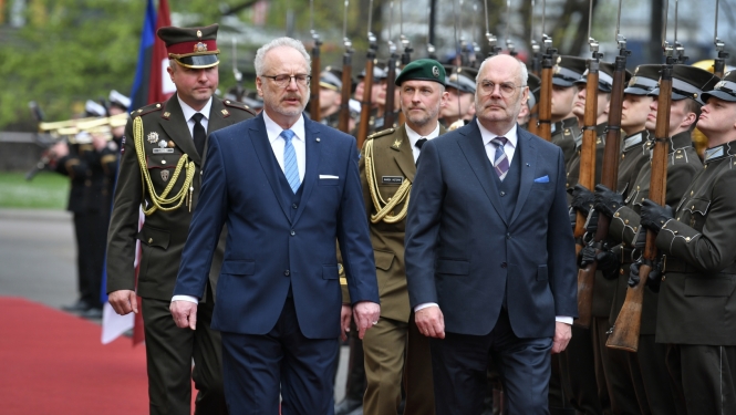 Valsts prezidents Egils Levits un Igaunijas prezidents Alars Karis oficiālajā sagaidīšanas ceremonijā laukumā pie Rīgas pils iet garām godasardzei.