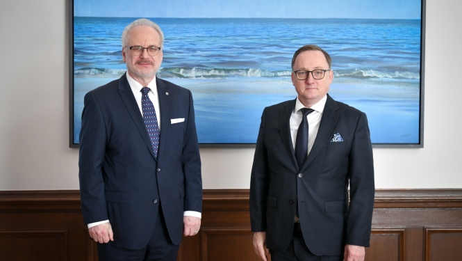Valsts prezidenta kabinetā (no kreisās): Valsts prezidents Egils Levits, Latvijas Bankas prezidents Mārtiņš Kazāks 