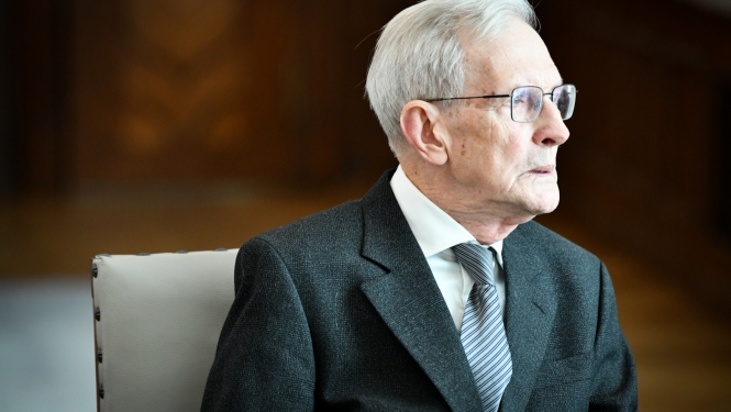 27.10.2022. Valsts prezidents Egils Levits pasniedz Cildinājuma rakstu mākslas vēsturniekam Eduardam Kļaviņam. Foto autors: Ilmārs Znotiņš, Valsts prezidenta kanceleja.