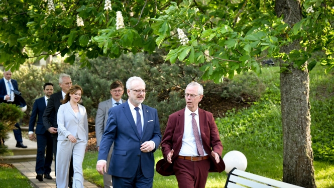 Egils Levits un Tinijs Kokss pastaigājas pa Jūrmalas rezidences dārzu