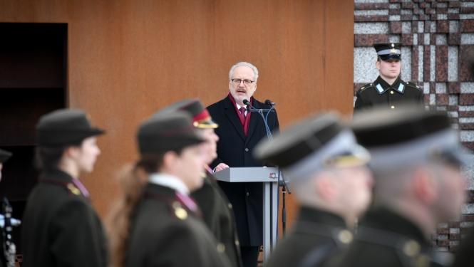25.03.2023. Valsts prezidents Egils Levits uzrunā klātesošos Komunistiskā genocīda upuru piemiņas dienā pie memoriāla “Vēstures taktīla”. Foto: pa labi no Valsts prezidenta goda sardze, foto priekšplānā Nacionālo bruņoto spēku orķestris. Foto autors: Ilmārs Znotiņš, Valsts prezidenta kanceleja.