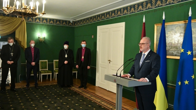 Egils Levits, konfesiju vadītāji stāv fonā