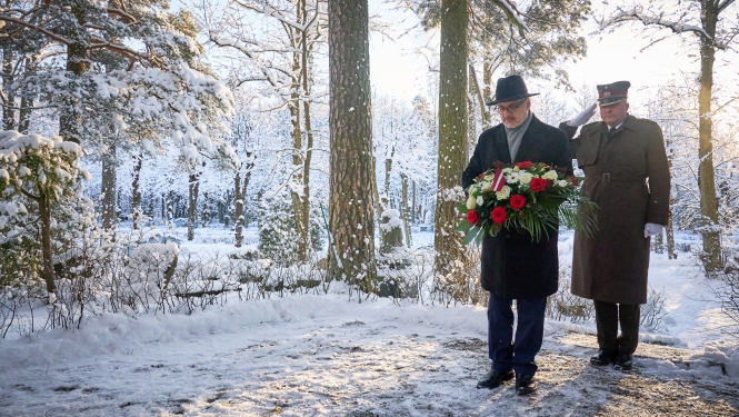 Egils Levits noliek ziedus Alberta Kviesa atdusas vietā