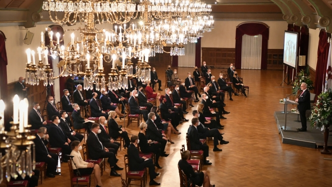 kopskats uz Rīgas pils Svētku zāli, kur sēž sarunas dalībnieki