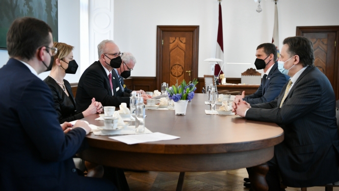 Sarunas dalībnieki pie galda Valsts prezidenta kabinetā