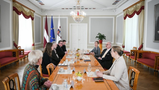 Sarunas dalībnieki ap galdu Rīgas pils Ģerboņu zālē