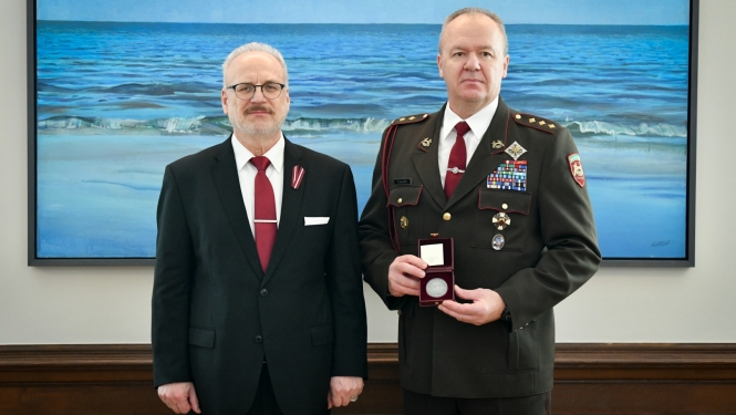 12.11.2022. Par nozīmīgu ieguldījumu Latvijas drošībā un aizsardzībā pulkvedis Tālis Majors saņem Valsts prezidenta medaļu