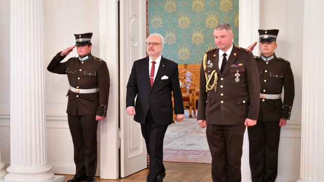 Valsts prezidents Egils Levits un godasardze ar adjutantu