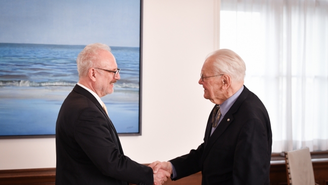 Valsts prezidents Egils Levits tiekas ar Prof. Dr. Valteru Nollendorfu 2022. gada 19. jūlijā