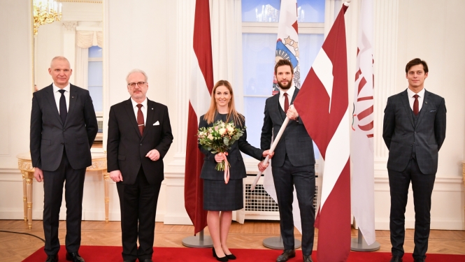 No kreisās: Žoržs Tikmers, Egils Levits, Elīza Tīruma, Lauris Dārziņš un Kārlis Lejnieks