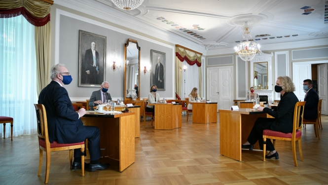Sarunas dalībnieki Rīgas pils Ģerboņu zālē