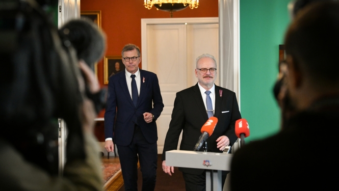 Valsts prezidents Egils Levits šodien tikās ar politiskās apvienības “Apvienotais saraksts” pārstāvjiem. Nosūtām Valsts prezidenta Egila Levita sniegto komentāru pēc tikšanās.   “Šodien mēs ar “Apvienotais saraksts” pārstāvjiem pārrunājām valdības veidošanas gaitu. Jāsaka, ka situācija ir laba.  Visas puses izsaka savu gatavību sarunas turpināt, lai varētu sagatavot valdības deklarāciju, kurā būtu paredzēti uzdevumi nākamajai valdībai. Jau vakar minēju, ka velētos jau nākamnedēļ no Kariņa kunga saņemt pirmo