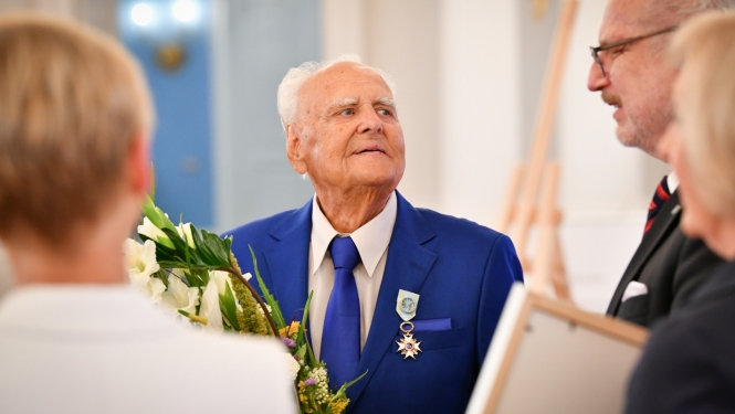 Valsts prezidents Egils Levits pasniedz Cildinājuma rakstu Dailes teātra aktierim Gunāram Placēnam 2022. gada 31. augustā 