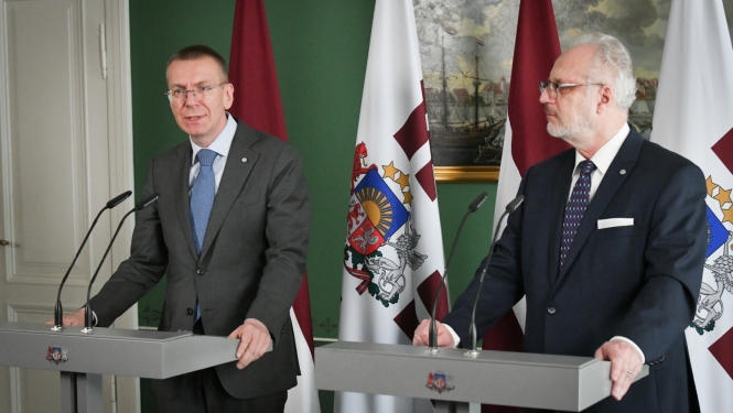 No kreisās: jaunievēlētais prezidents Edgars Rinkēvičs, Valsts prezidents Egils Levits. Preses konference Rīgas pilī 2. jūnijā. 