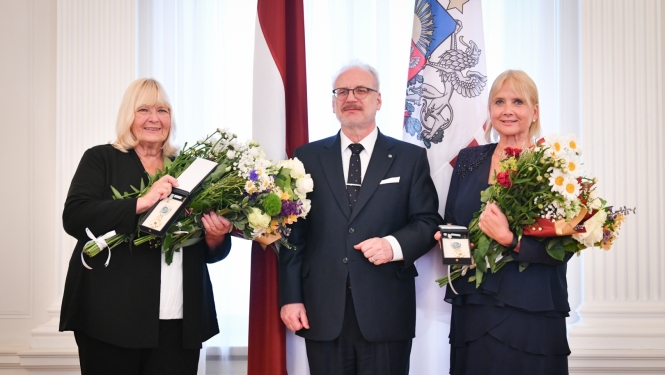 Valsts prezidents Egils Levits pasniedz augstāko Latvijas valsts apbalvojumu – Triju Zvaigžņu ordeni – komponistei Lolitai Ritmanei un pianistei, diriģentei un komponistei Brigitai Ritmanei