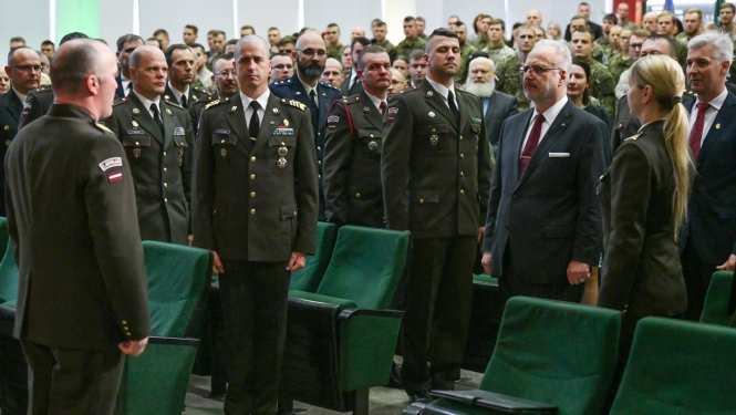 Valsts prezidents Egils Levits piedalās Nacionālo bruņoto spēku Sakaru skolas karoga svinīgās pasniegšanas ceremonijā 2022. gada 27. oktobrī