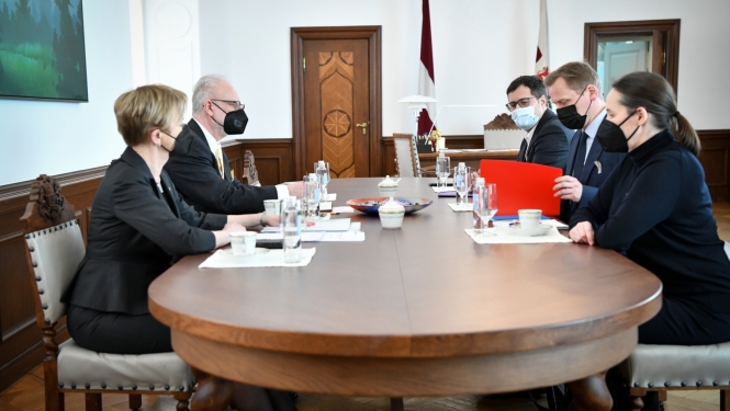 Sarunas dalībnieki pie galda Valsts prezidenta kabinetā