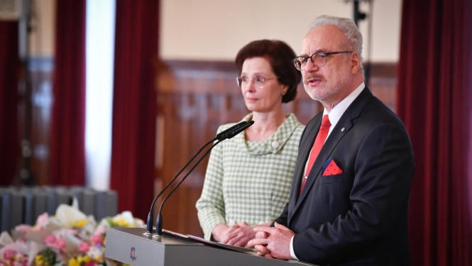 Valsts prezidents Egils Levits un Andra Levite Svētku zālē uzrunā akcijas "Meklējam sirdsmāsu" dalībnieces - medicīnas māsas - un akcijas atbalstītājus. 27.03.2023.