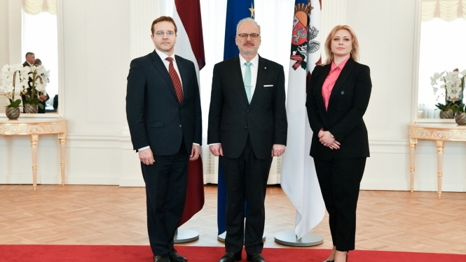 Valsts prezidents Egils Levits tiekas ar Satversmes tiesas priekšsēdētāju Aldi Laviņu un Satversmes tiesas priekšsēdētāja vietnieci Irēnu Kucinu