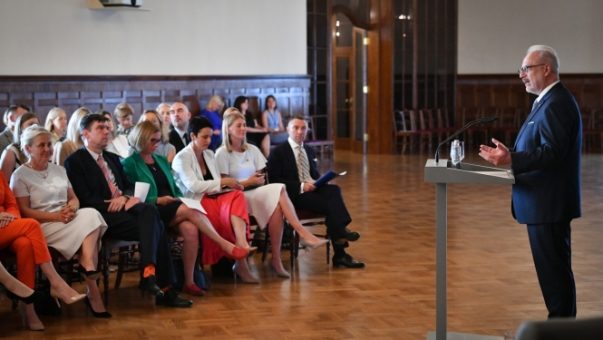 17.08.2022. Valsts prezidents Egils Levits diskutē ar Starptautiskajās organizācijās strādājošo Latvijas profesionāļu foruma dalībniekiem. Foto autors: Ilmārs Znotiņš, Valsts prezidenta kanceleja.