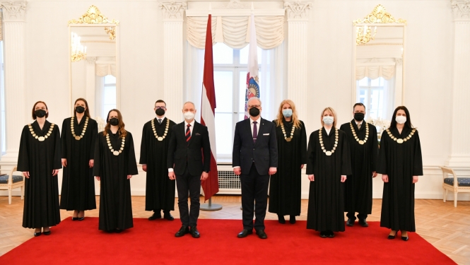 Valsts prezidenta un tieslietu ministra kopbilde ar tiesnešiem