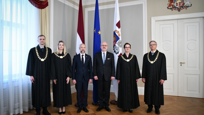 31.10.2022. Rīgas pilī tiesneša zvērestu (svinīgo solījumu) Valsts prezidentam Egilam Levitam dod rajona (pilsētas) tiesu tiesneši Miks Čevers, Guntis Lauskis, Laura Smukule un Ilona Sabīne Sviķe. Foto autors: Ilmārs Znotiņš, Valsts prezidenta kanceleja.