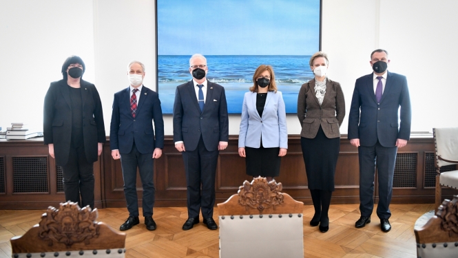 No kreisās: tieslietu ministra padomniece Inguna Preisa, tieslietu ministrs Jānis Bordāns, Valsts prezidents Egils Levits, Ārlietu ministrijas parlamentārā sekretāre Zanda Kalniņa-Lukaševica un ģenerālprokurors Juris Stukāns
