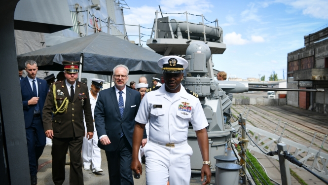 Valsts prezidents Egils Levits apmeklē ASV Jūras spēku 6. flotes kuģi iznīcinātāju “USS Arleigh Burke” 