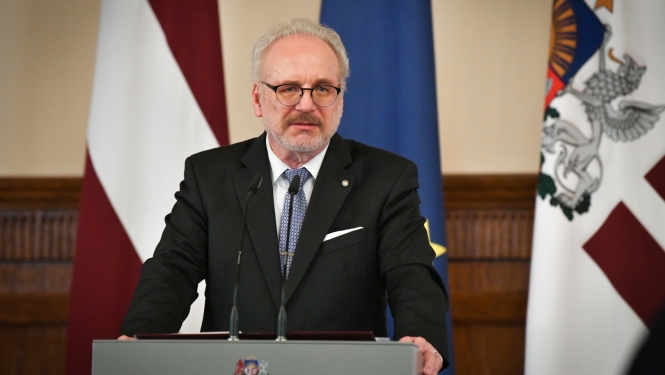 13.06.2023. Valsts prezidents Egils Levits Rīgas pils svētku zālē uzrunā klātesošos skolēnu radošo darbu un pētījumu konkursa "Vēsture ap mums" apbalvošanas ceremonijā. 