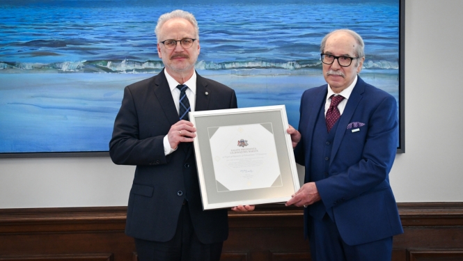 Valsts prezidents Egils Levits pasniedz Cildinājuma rakstu diriģentam Aleksandram Viļumanim