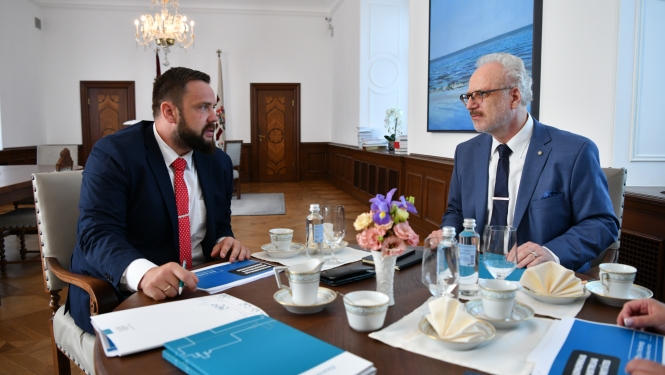 Valsts prezidents Egils Levits un ekonomikas ministrs Jānis Vitenbergs diskutē pie galda