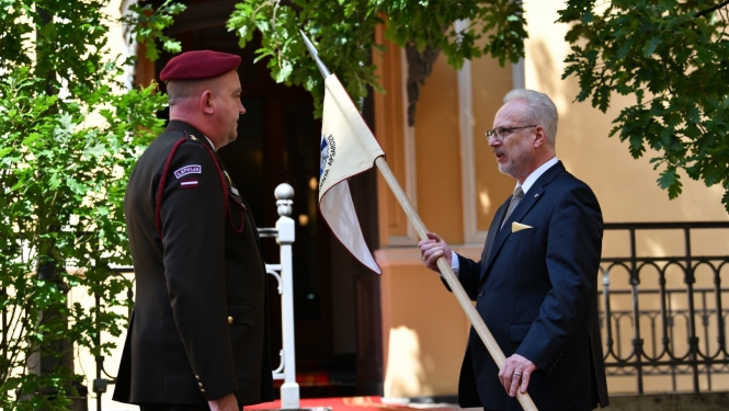Valsts prezidents Egils Levits pasniedz Valsts prezidenta apsardzes standartu 