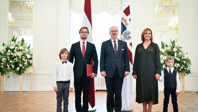 Valsts prezidents Egils Levits pasniedz akreditācijas vēstuli Latvijas Republikas ārkārtējam un pilnvarotajam vēstniekam Japānā Zigmāram Zilgalvim