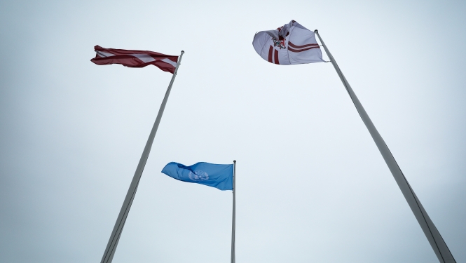Mastos plīvo Latvijas karogs, ANO karogs un Latvijas Valsts prezidenta standarts