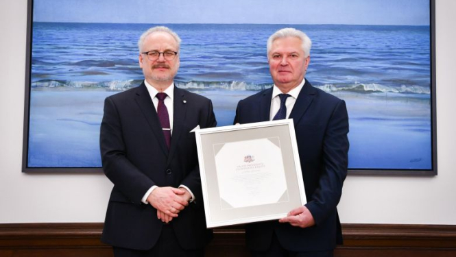 Valsts prezidents pasniedz Cildinājuma rakstu Aldim Stienim