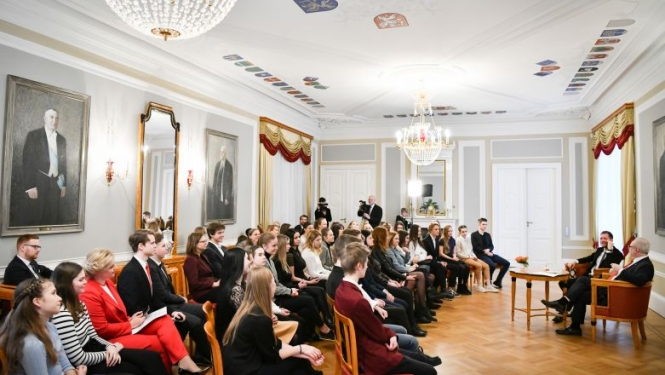 Egils Levits un Ralfs Eilands ar Ēnu dienas jauniešiem pārrunā mobinga problēmu skolās
