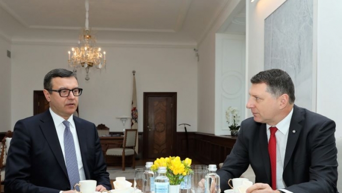 Valsts prezidents Raimonds Vējonis tiekas ar finanšu ministru Jāni Reiru