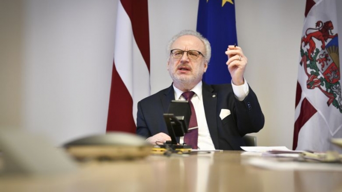 Valsts prezidents ar finanšu ministru pārrunā, kā elastīgāk sniegt valsts atbalstu COVID-19 krīzē cietušajiem
