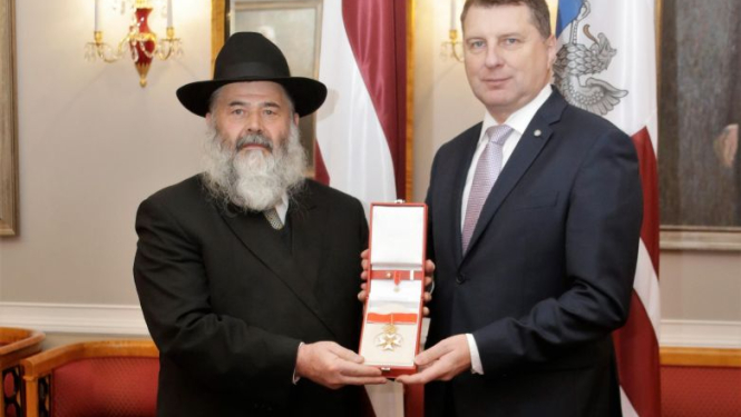 Valsts prezidents pasniedz augstāko valsts apbalvojumu Rabīnam Dr.Menahemam Barkahanam