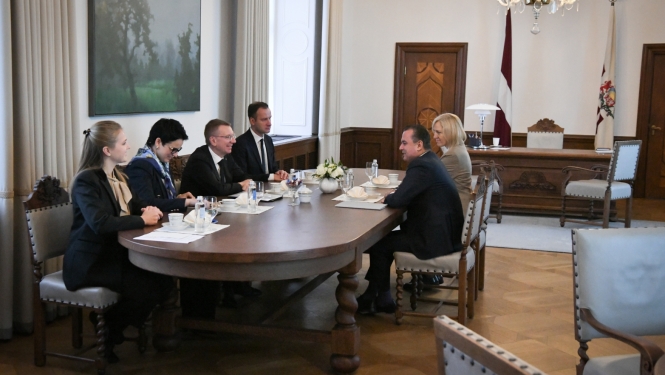 Sarunas dalībnieki ar galdu Valsts prezidenta kabinetā