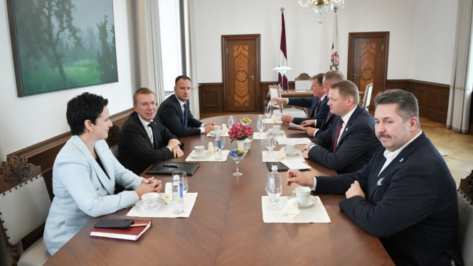 Sarunas dalībnieki ar galdu Valsts prezidenta kabinetā