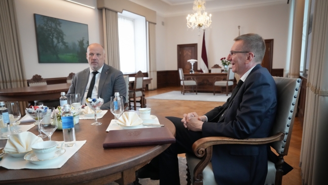 14.06.2024. Valsts prezidenta Edgara Rinkēviča tikšanās ar Saeimas Aizsardzības, iekšlietu un korupcijas novēršanas komisijas priekšsēdētāju Raimondu Bergmani