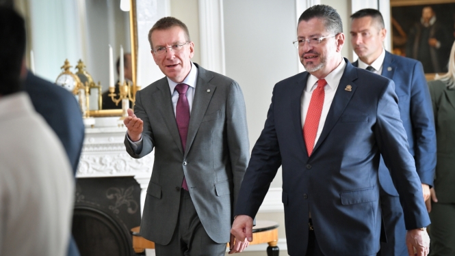 20.07.2023. Valsts prezidents Edgars Rinkēvičs un Kostarikas prezidents Rodrigo Čavess-Robless ienāk Ģerboņu zālē