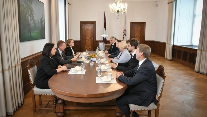 Sarunas dalībnieki ar galdu Valsts prezidenta kabinetā